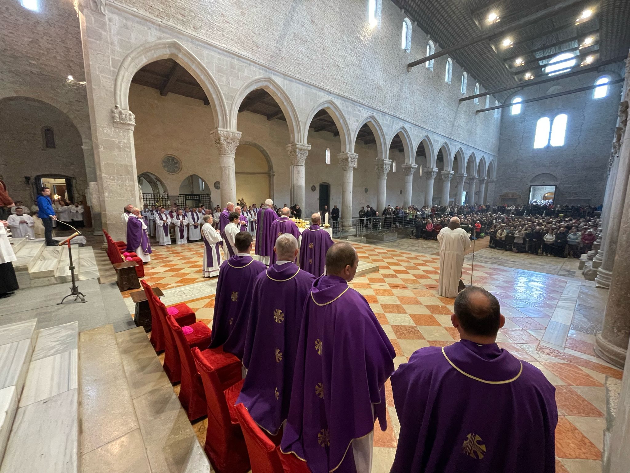 Immagine per Aquileia, 2mila pellegrini da Ljubljana nel segno del Giubileo: «Questa è la nostra casa»