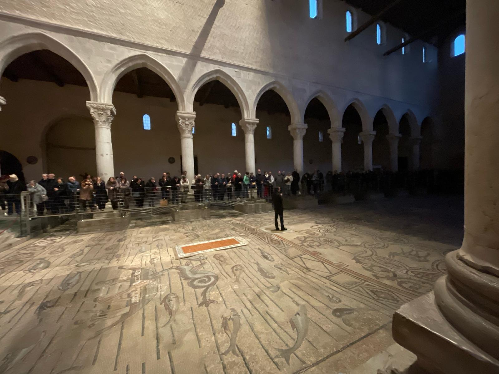Copertina per Aquileia si risveglia con le luci di primavera tra arte e musica: 170 persone attendono l'alba in Basilica