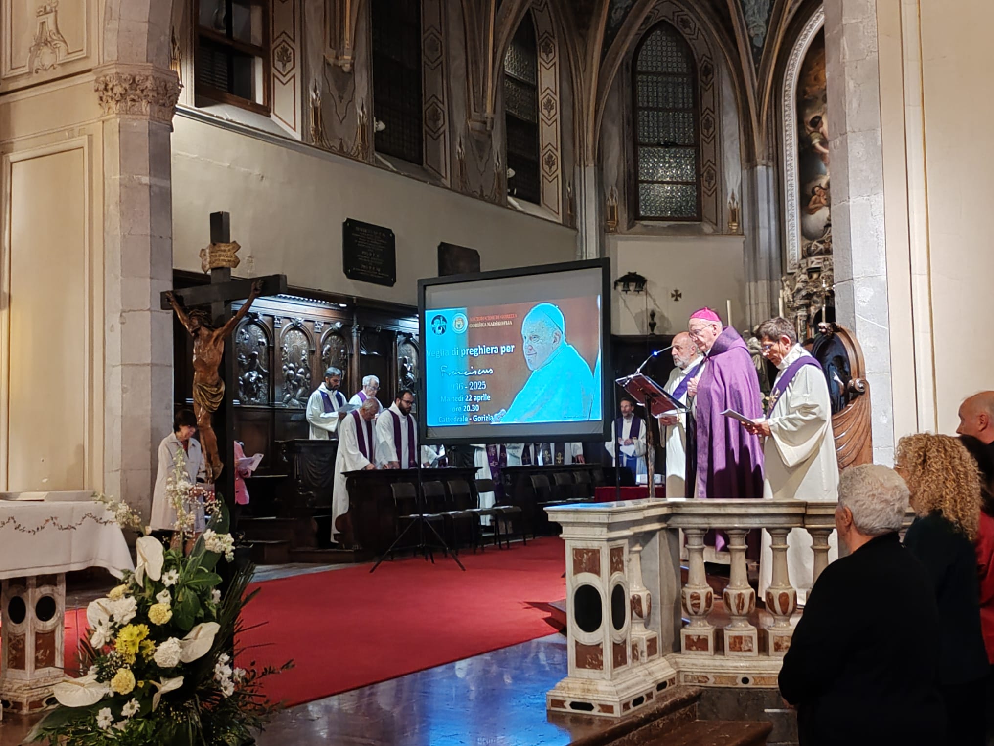 Gorizia, in tanti affollano la Cattedrale per Papa Francesco: da Redipuglia ai temi cari, canti e silenzio