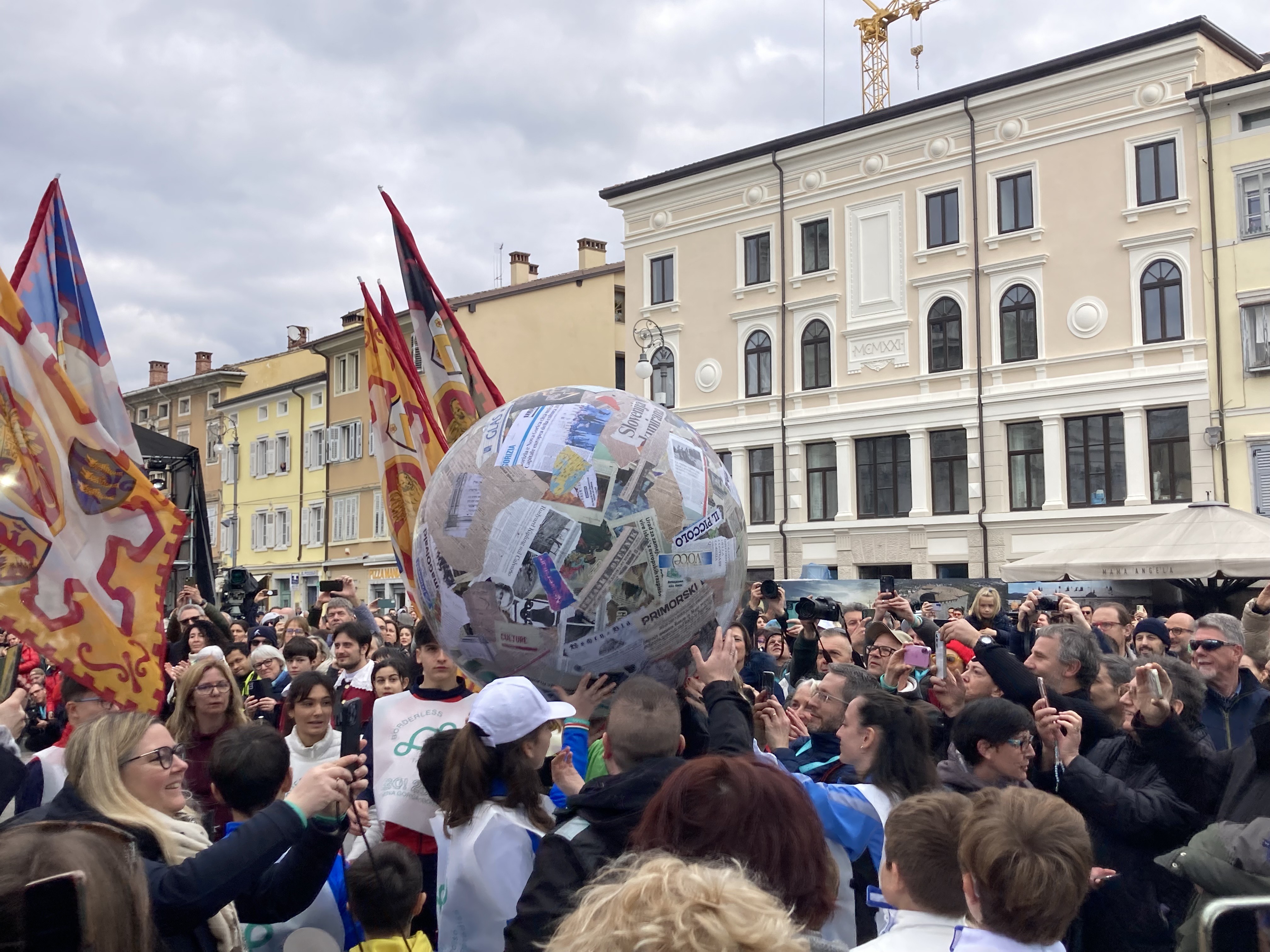 Copertina per Ivan Crico racconta la sfera di giornali, «non esiste pace senza immaginazione, partecipazione, bellezza»