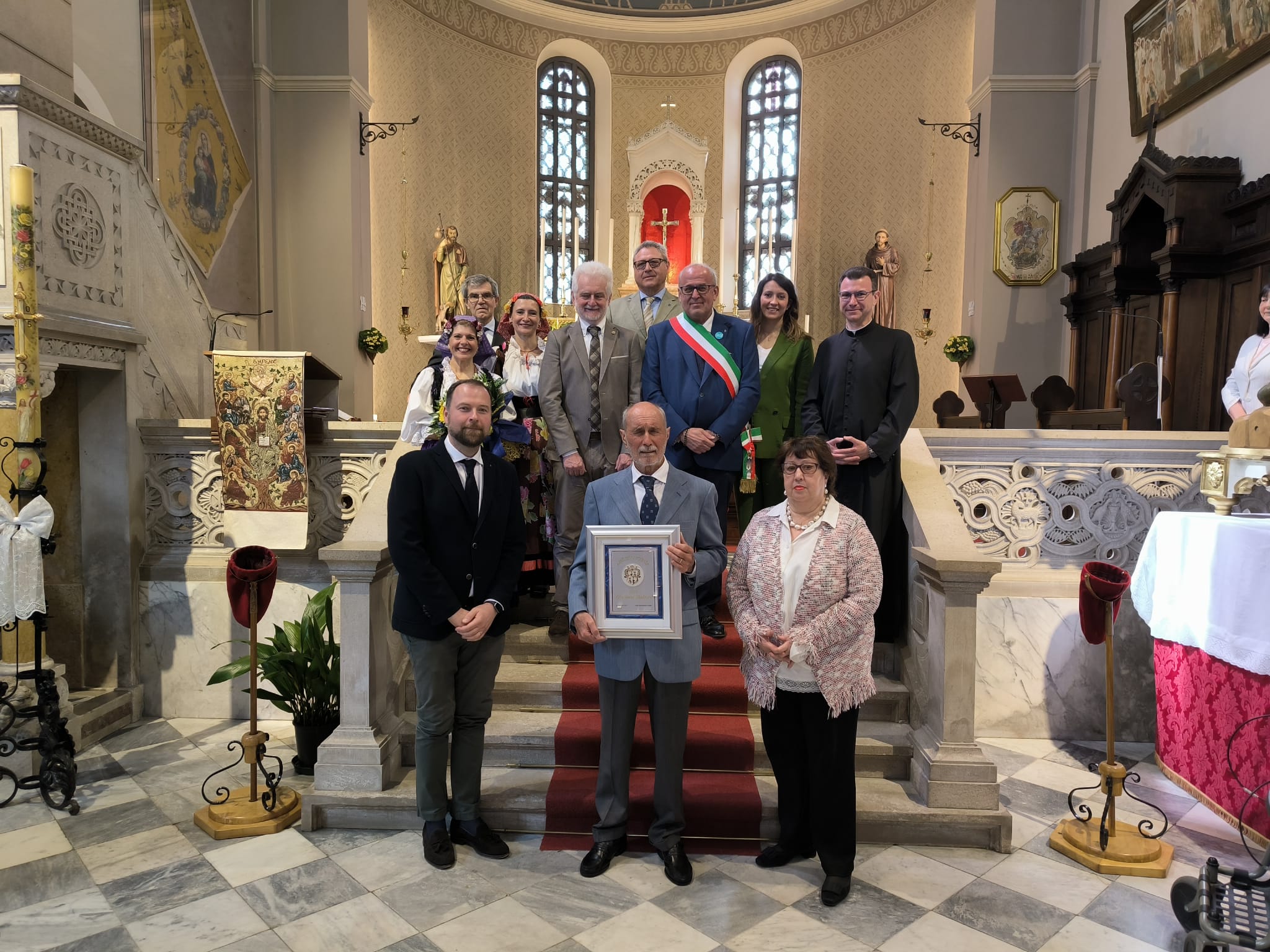 Copertina per Giuliano Stabon riceve il premio Amì di Lucinîs. Luminare nelle funivie ma «fiero delle mie origini contadine»