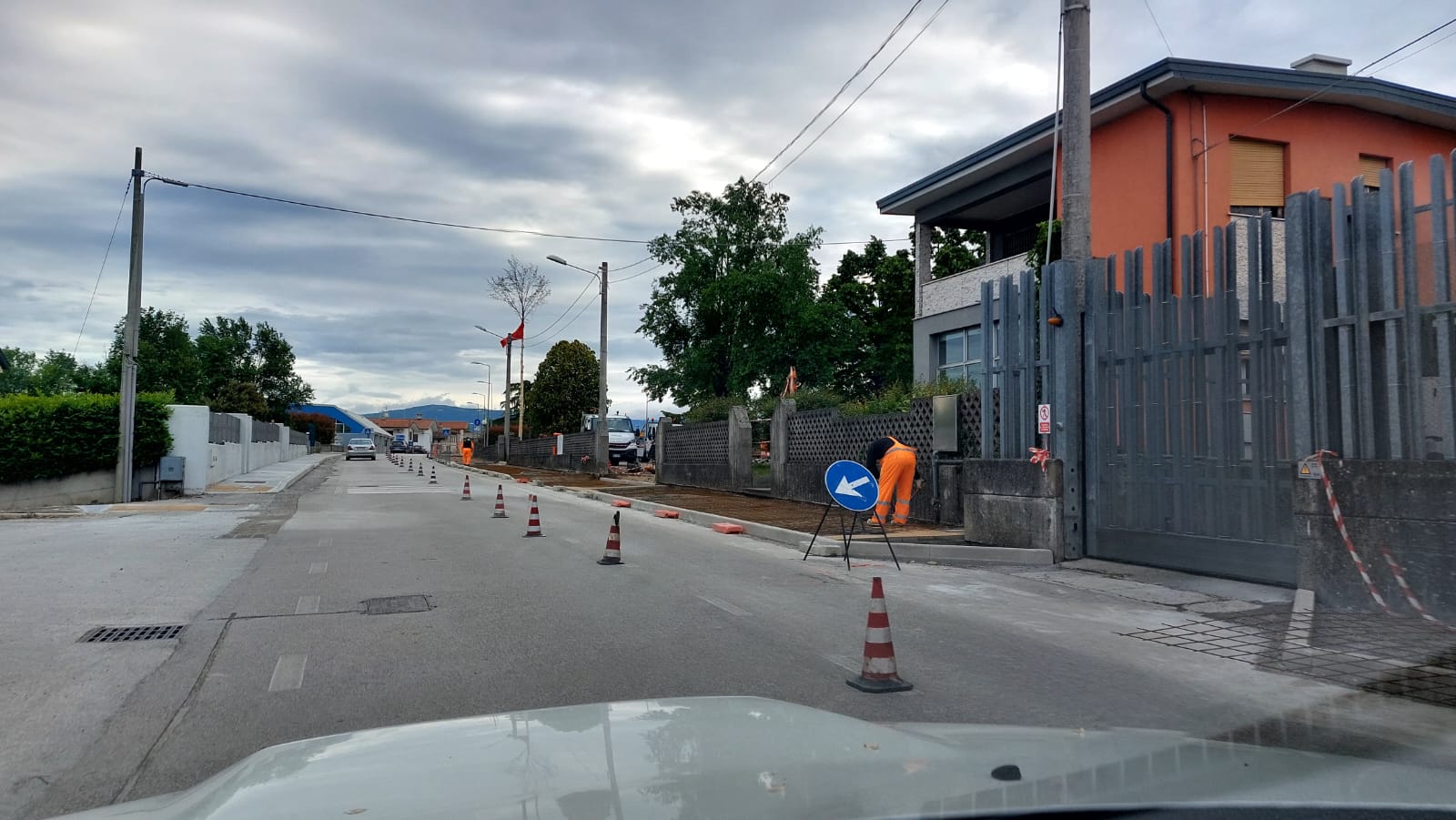 Copertina per Savogna, infiamma la polemica sui lavori di via Primo Maggio, l’opposizione attacca: «Carreggiata troppo stretta»
