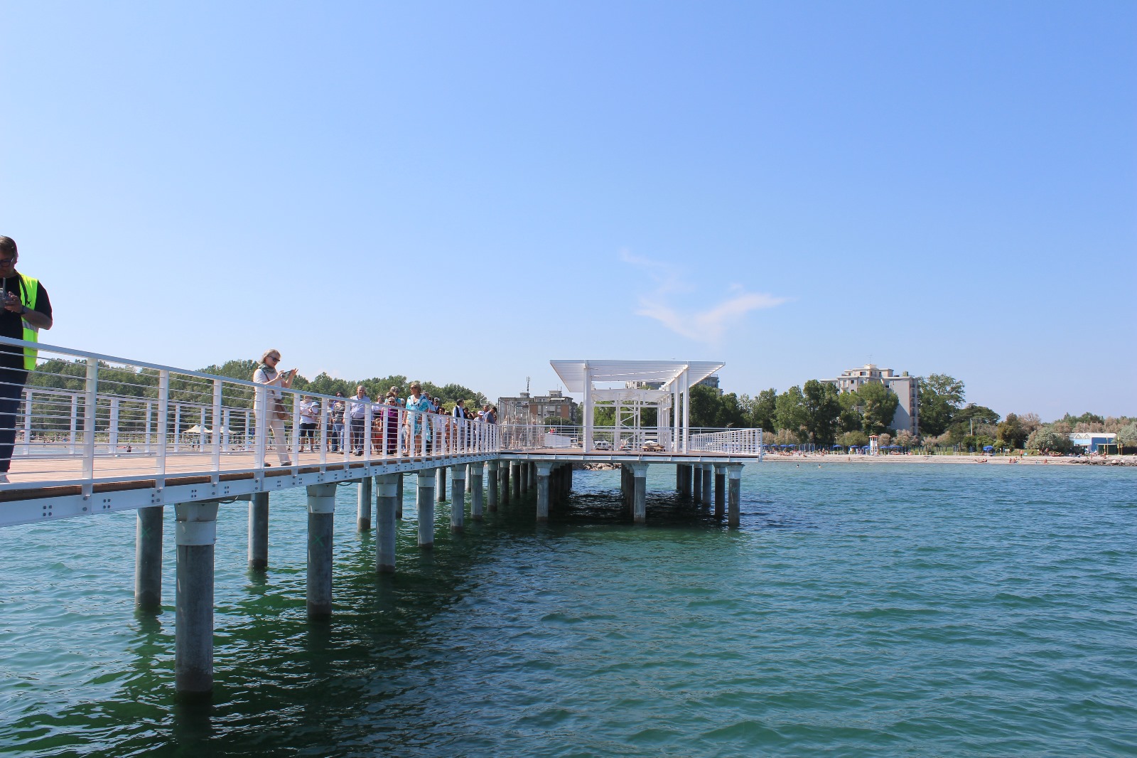 Copertina per Ecco la terrazza sul mare di Marina Julia pronta a dare il via alla stagione balneare 2025
