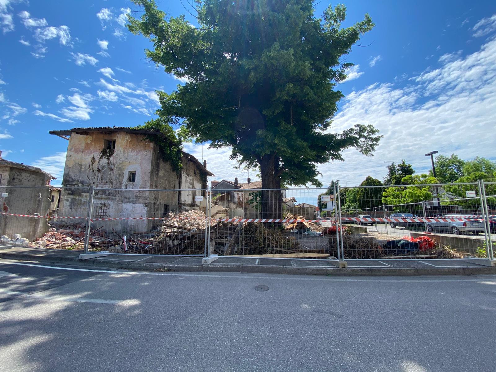 Copertina per La Privata Cosolo a Fogliano in demolizione, al suo posto un giardino coi tre tigli storici