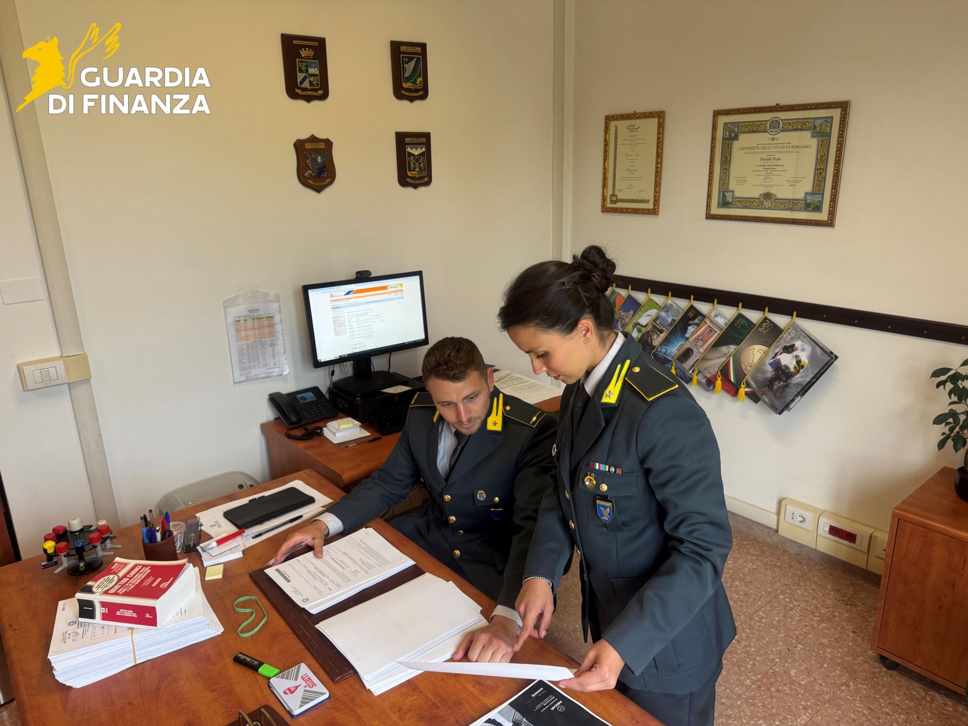 Copertina per Gare d'appalto per gli scuolabus irregolari a favore di una ditta veneta, denunciati sei dipendenti pubblici