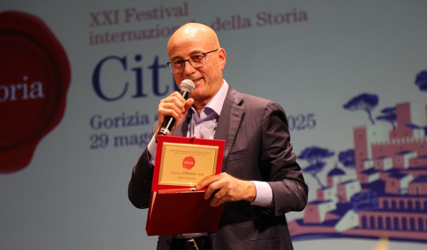 Il premio èStoria 2025 ad Aldo Cazzullo: «Ancora troppi estimatori di Mussolini»