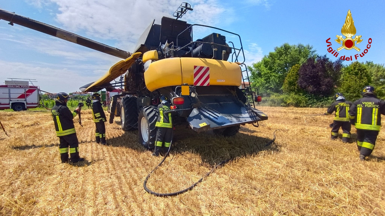 Immagine per Villesse, a fuoco una mietitrebbia: agricoltori e vigili del fuoco spengono l'incendio