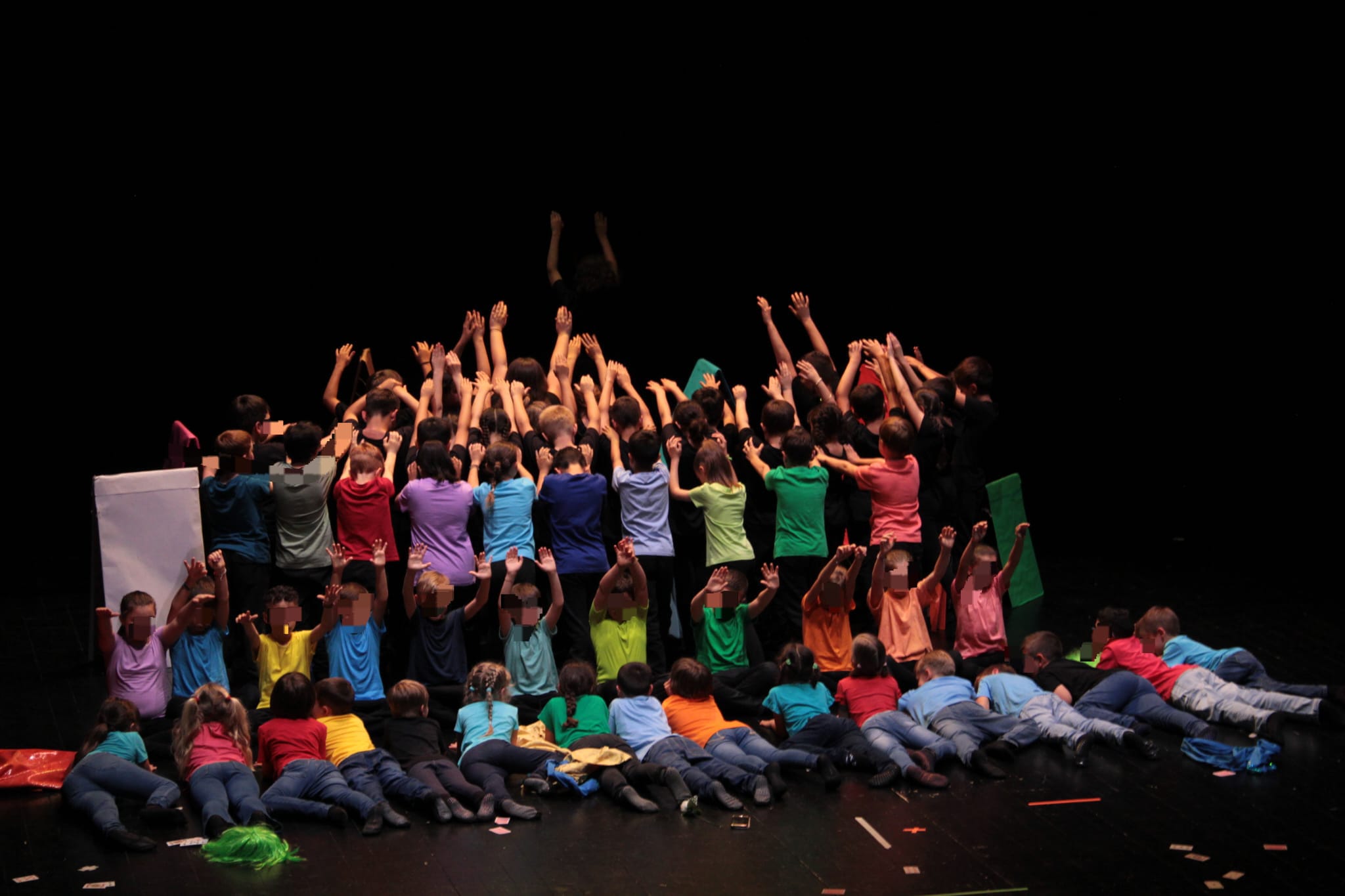 Copertina per Viaggio tra culture e emozioni: a teatro il progetto 'Come fili intrecciati' della scuola Carducci