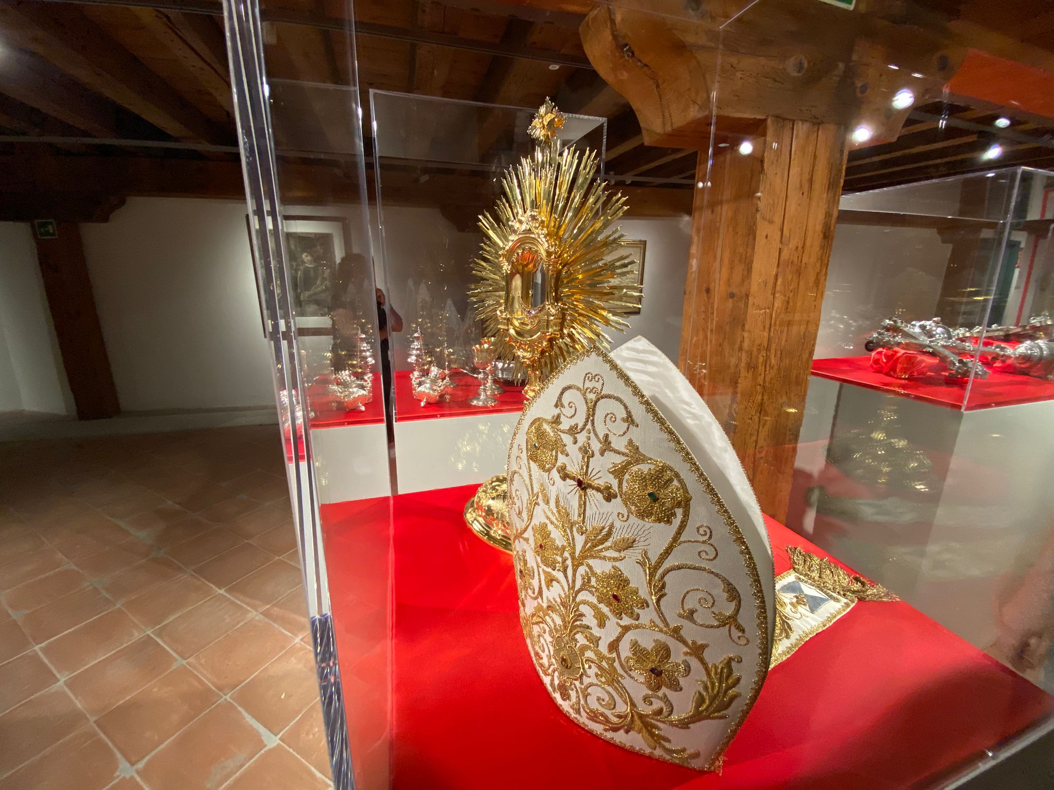 Copertina per Apre la mostra sul tesoro dell'arcidiocesi di Gorizia: «Sono le nostre radici e travalicano la regione»