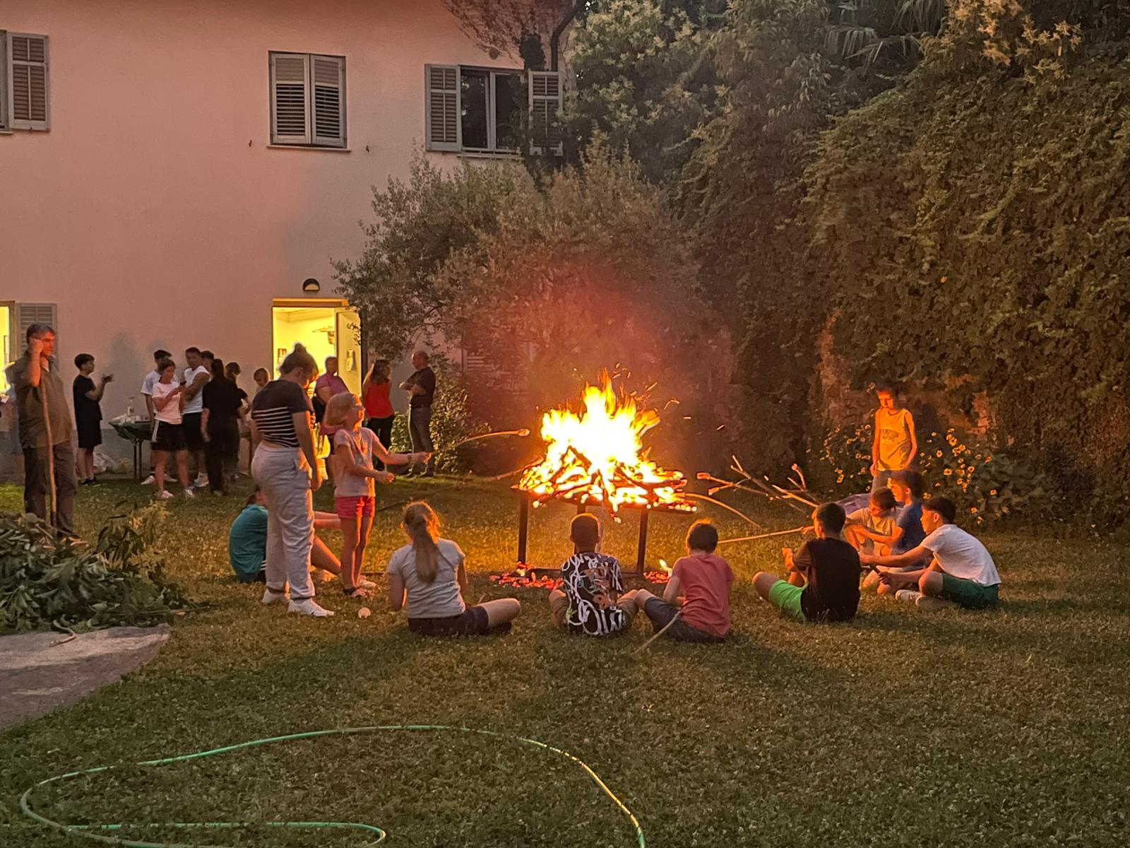 Copertina per Il Falò di San Giovanni acceso anche in centro a Gorizia: nella tradizione l'appello alla pace