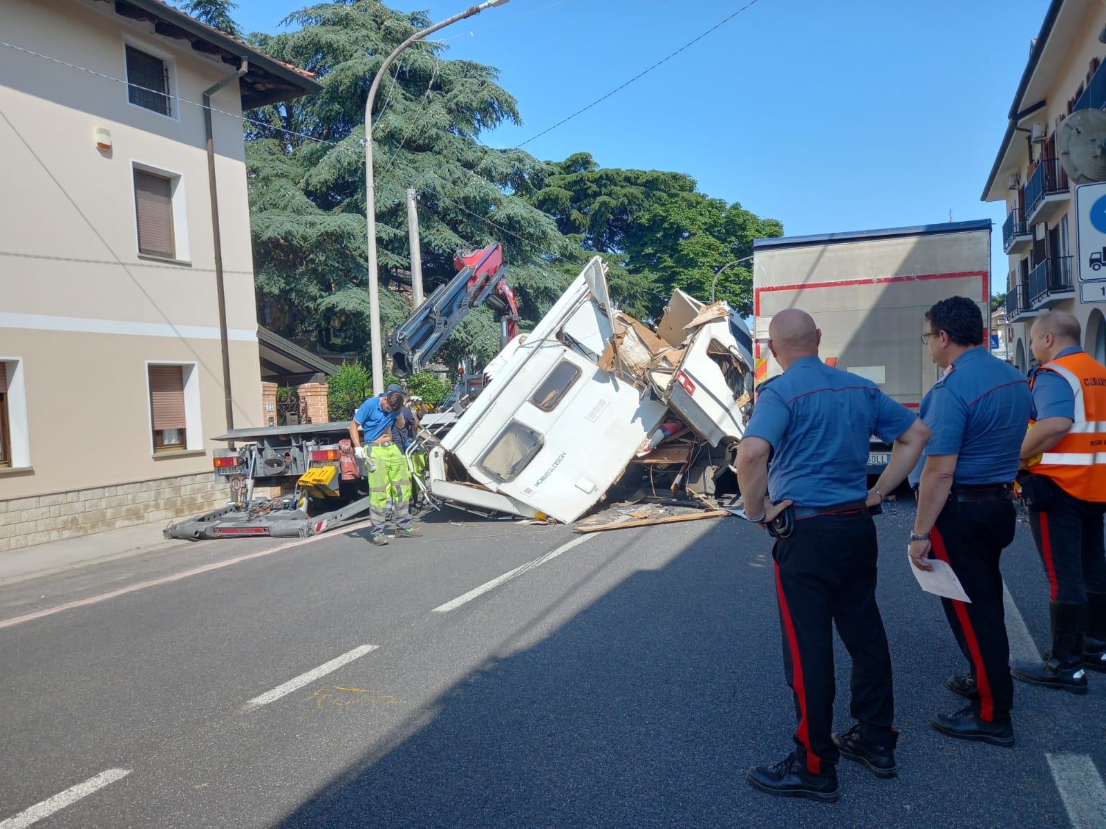 Copertina per Romans, camper colpisce camion di bevande e si sfascia: ferito lieve il conducente