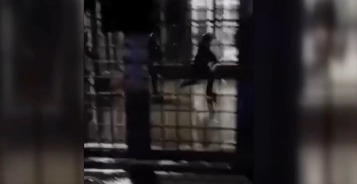 Pestaggio a Gradisca, il video della rete nazionale 'No Cpr' diventa un caso. La questura: «Non c'è stato, nessuna prova»