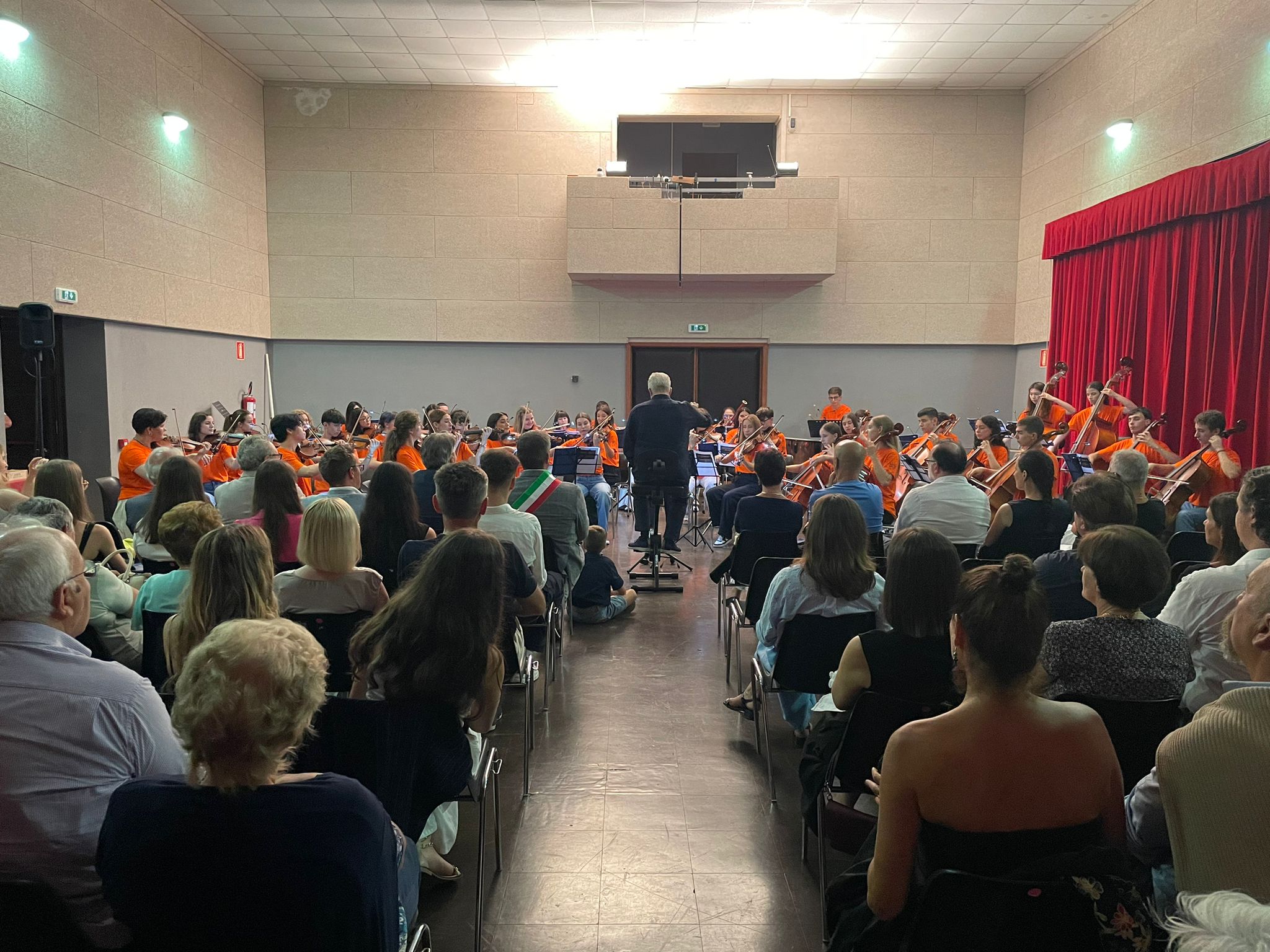 Copertina per A San Floriano debuttano le Costituzioni bilingui per i neodiciottenni, festeggiate con l'orchestra Esyo