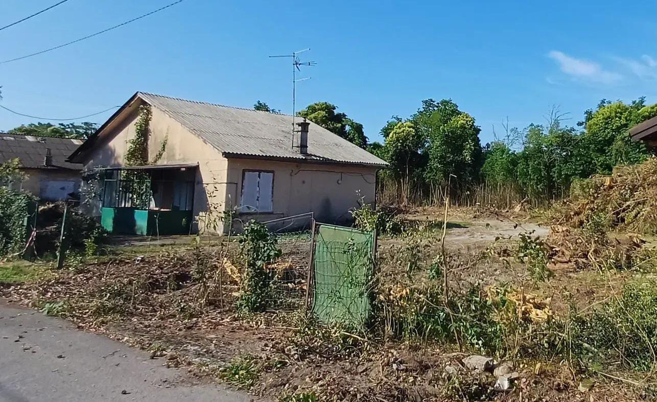 Immagine per Ronchi, inizia la demolizione delle Case Pater: giù tre villette, al loro posto una palazzina con 12 alloggi