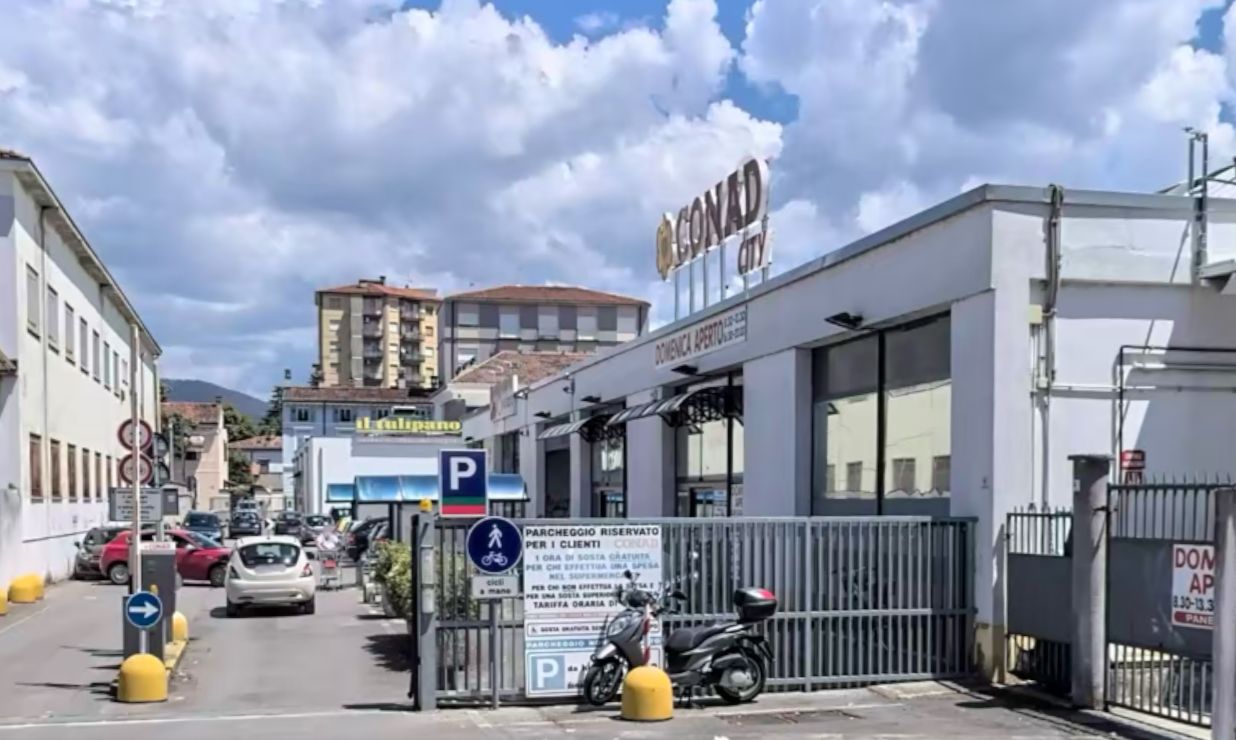 Copertina per Tentano di rubare cibo e alcol al Conad di via Locchi, poi minacciano il personale: arrestati