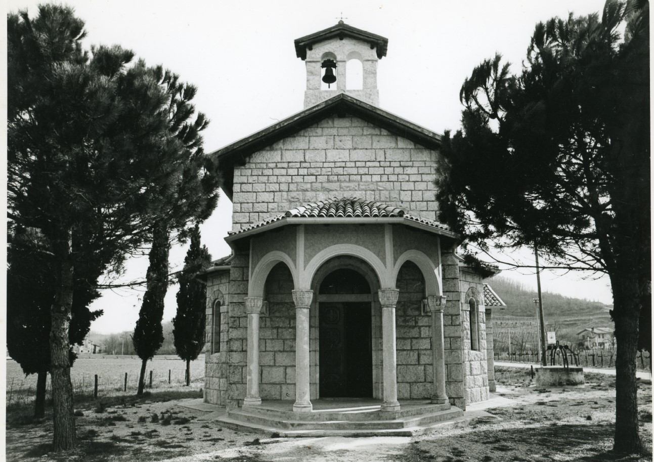 Copertina per Villanova celebra i 50 anni dal restauro della chiesetta dei santi Pietro e Paolo, ecco la mostra di Massimo Bevilacqua-Pecorari