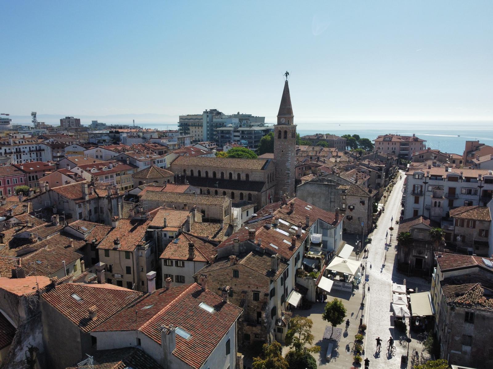 Copertina per Musica ad alto volume fino a notte fonda, i residenti del centro storico di Grado alzano la voce