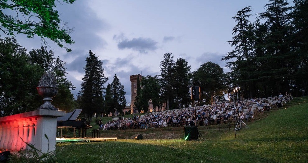Copertina per 'Così fan tutte' va in scena al Castello di Spessa in stile ’68 tra stuoie, fiori e rivoluzione