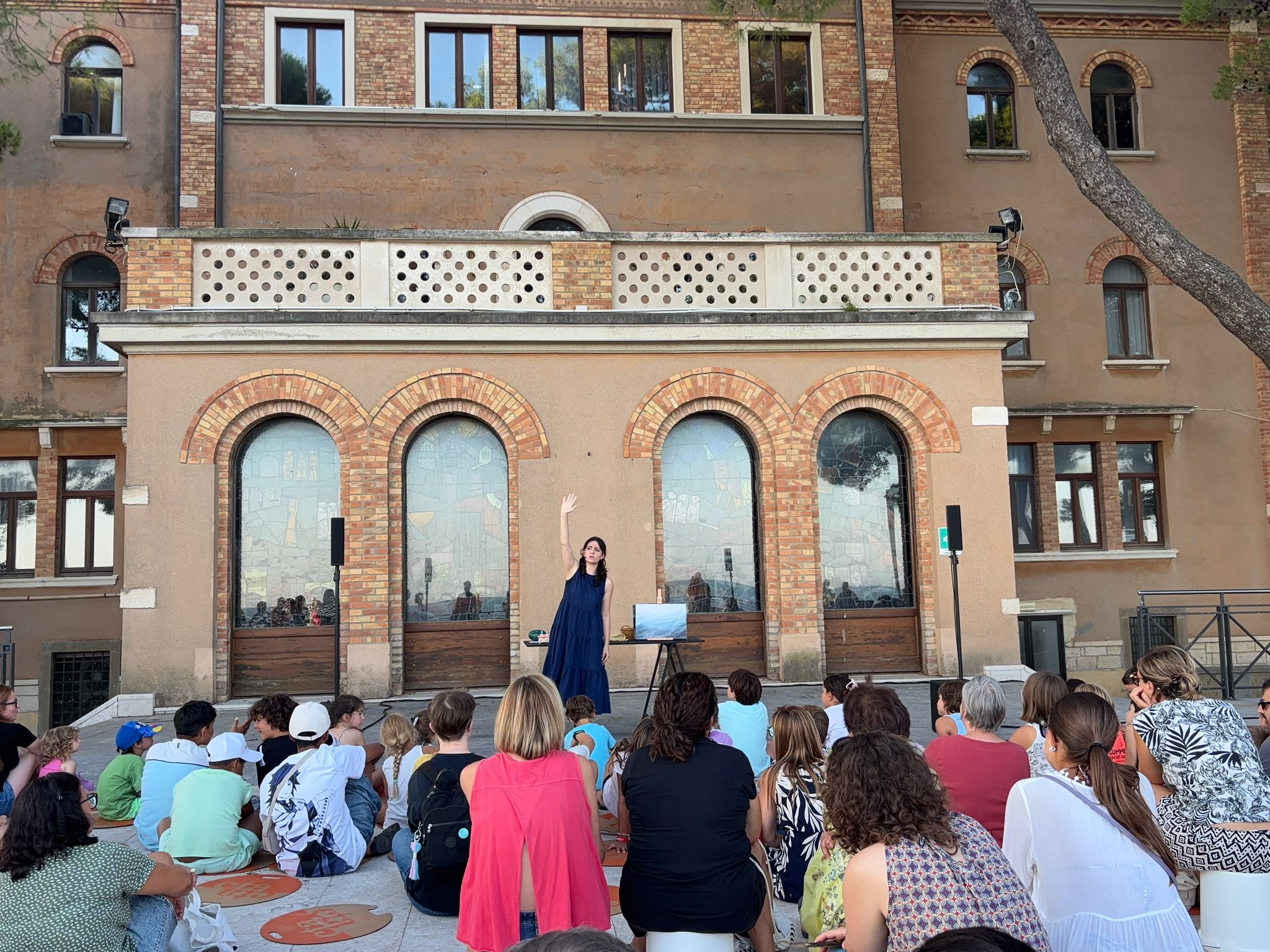 Copertina per Il viaggio di una giovane donna nei primi anni del Novecento, il ‘Viaggio di Berta’ incanta grandi e piccoli a Grado