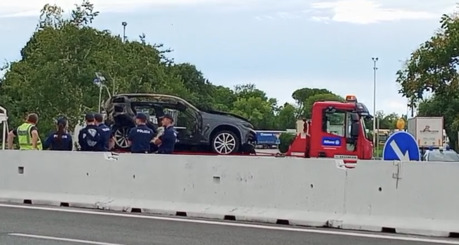Copertina per 32enne muore carbonizzata sull'A34 all'altezza del Confine di Stato. Ferito anche il figlio di 8 anni