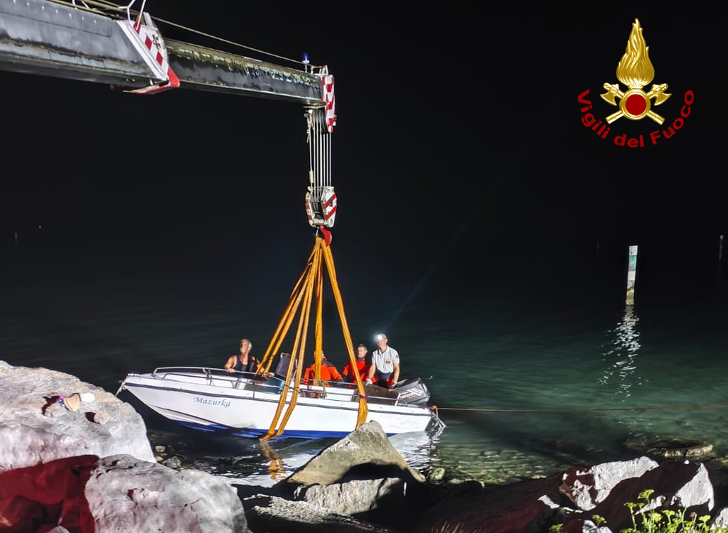 Natante urta un oggetto in mare al Villaggio del Pescatore, intervento dei Vigili del fuoco