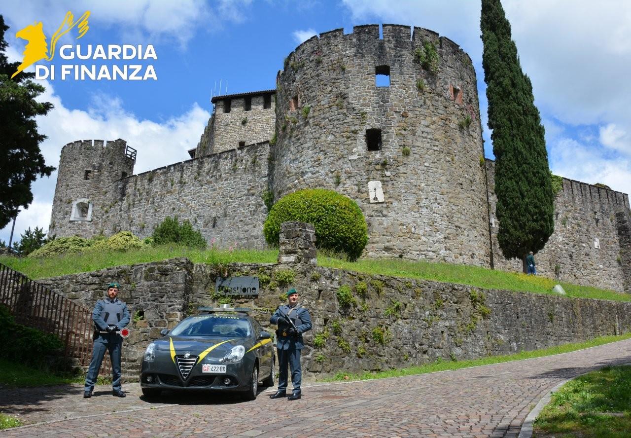 Immagine per Gorizia, la Guardia di Finanza stronca un traffico illegale di 1600 abiti femminili provenienti dalla Romania