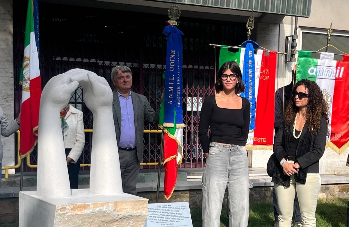 Le mani che uniscono memoria e futuro: inaugurato il monumento per le vittime del lavoro a Gorizia