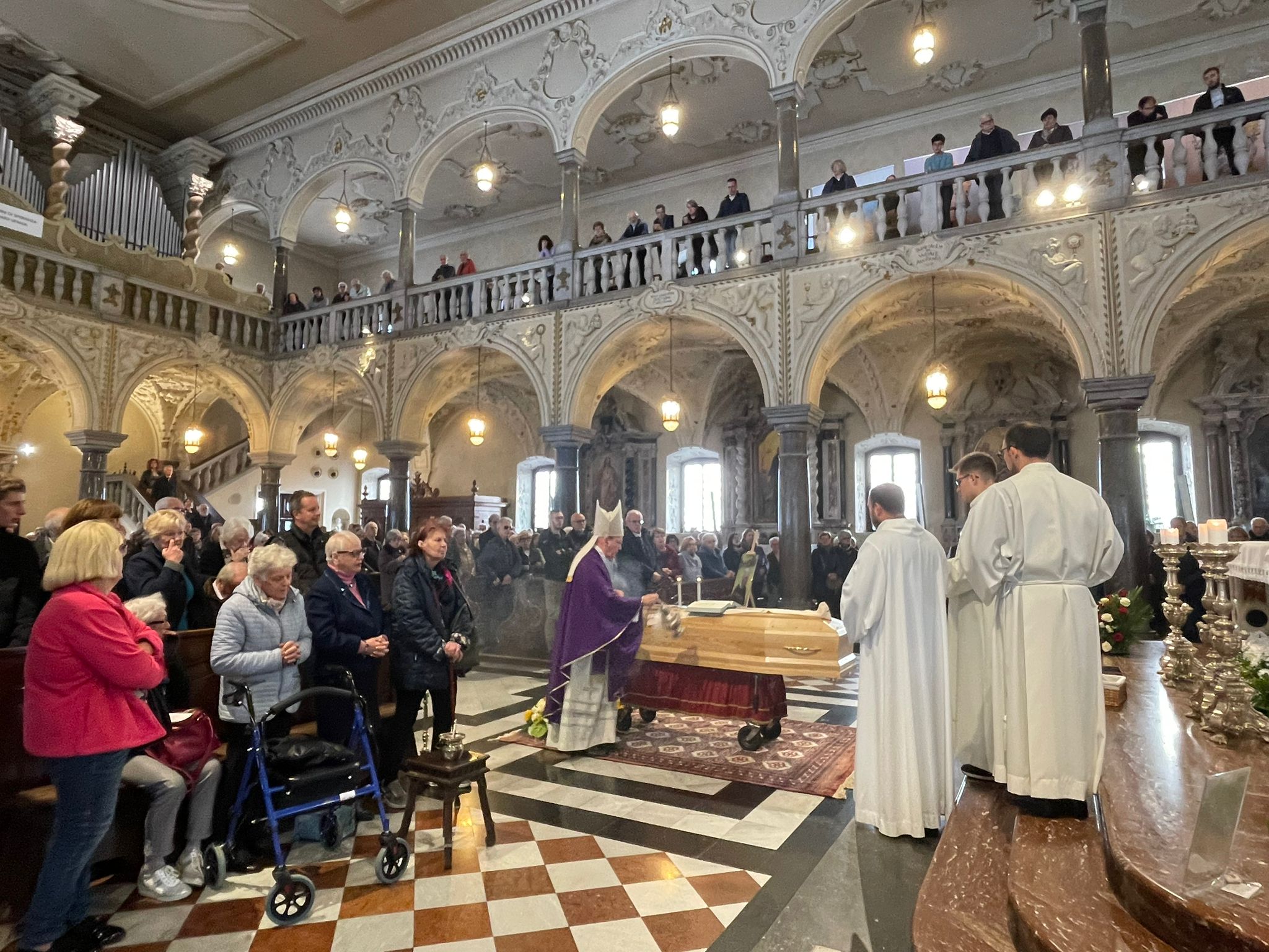 Folla a Gorizia per l'ultimo saluto a don Sergio Ambrosi: «Sport elemento pastorale per i giovani»