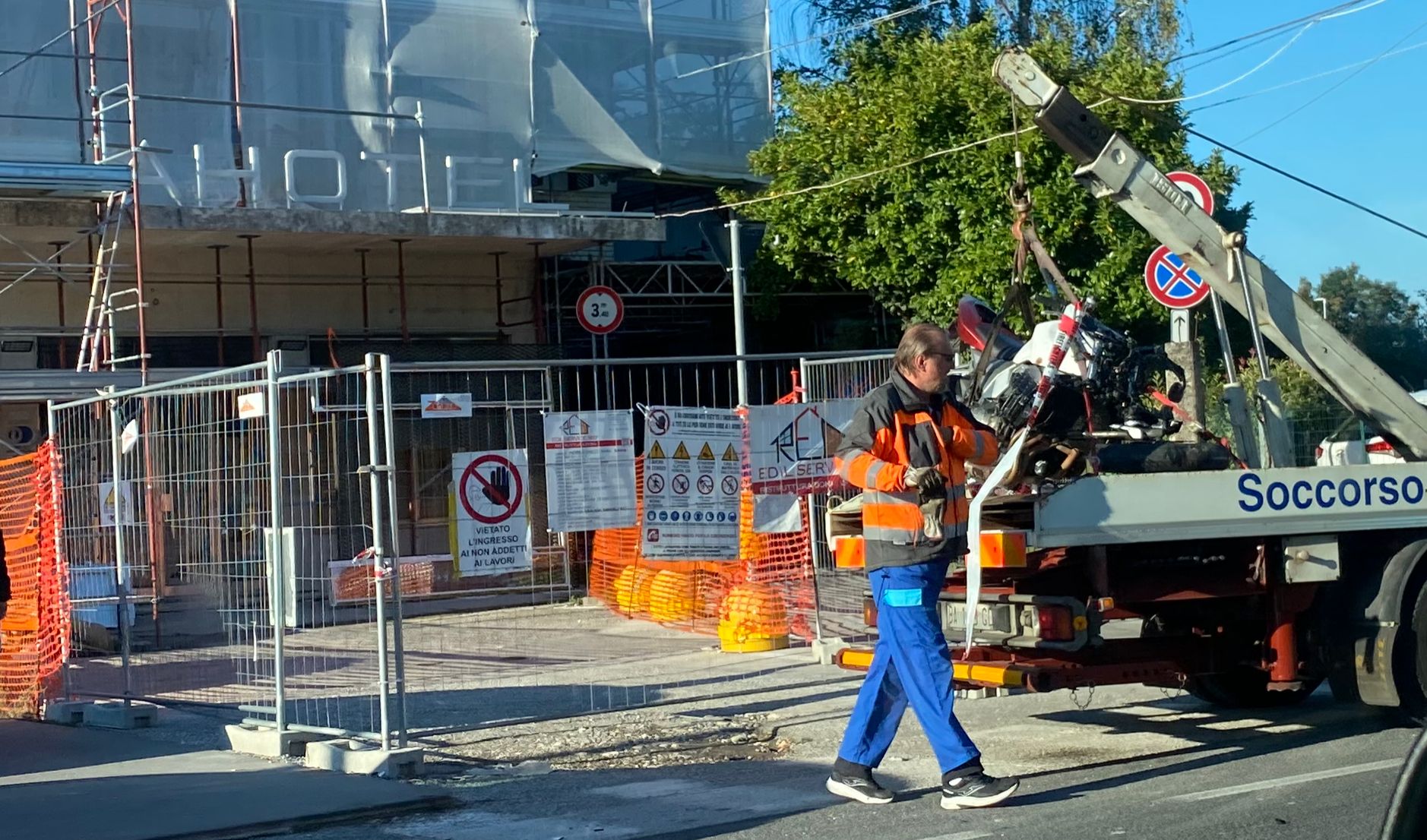 Immagine per Monfalcone, moto contro auto davanti al Bar Cupido. Motociclista elitrasportato a Cattinara