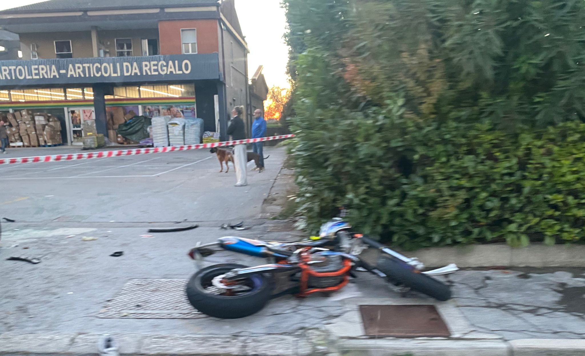 Copertina per Scontro auto-moto a Fogliano, 19enne di Villesse in ospedale con una frattura esposta alla gamba