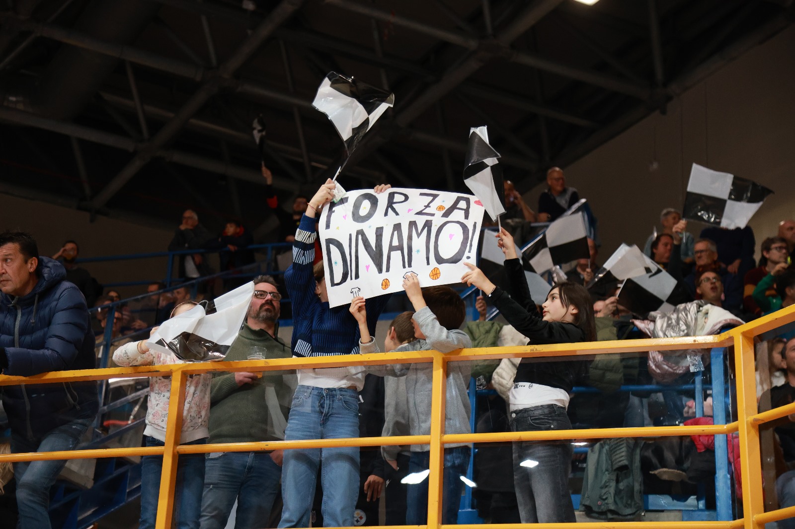 Immagine per Dinamica, notte magica al PalaBigot: battuta Monfalcone e primato confermato