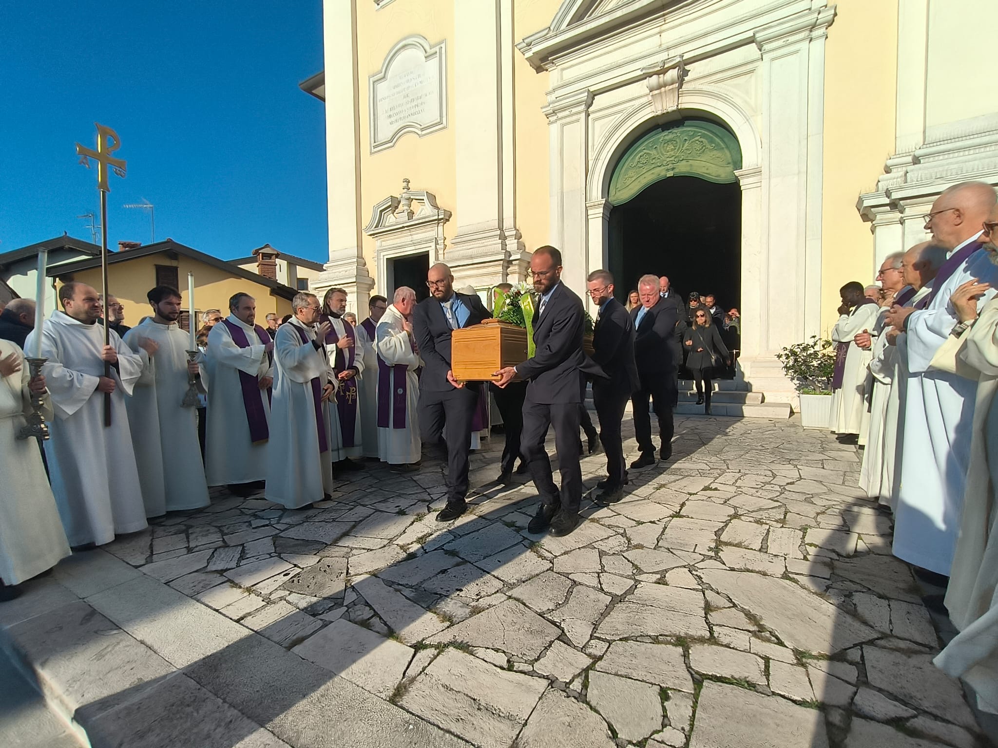 Immagine per Folla per l'ultimo saluto al diacono Renato Nucera, Cormons dà l'addio all'«orso riflessivo»
