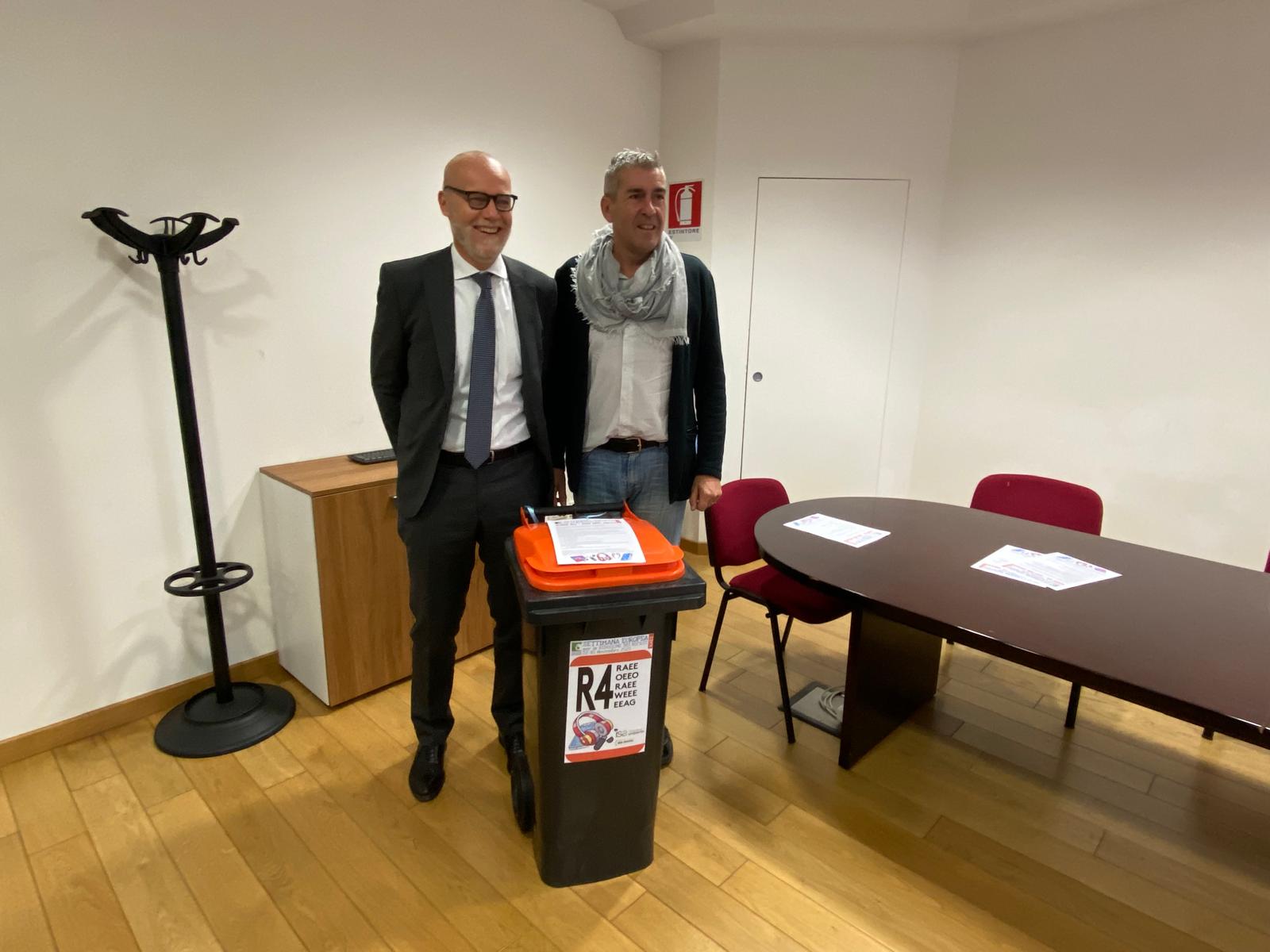 In sedici comuni i contenitori per buttare smartphone e piccoli apparecchi elettrici: Isa Ambiente rilancia la raccolta dei 'Raee R4'