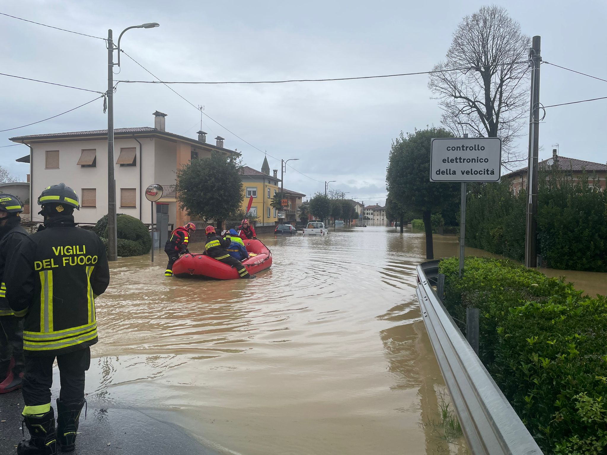 Esondazione del Judrio a Versa: persone estratte con i canotti 