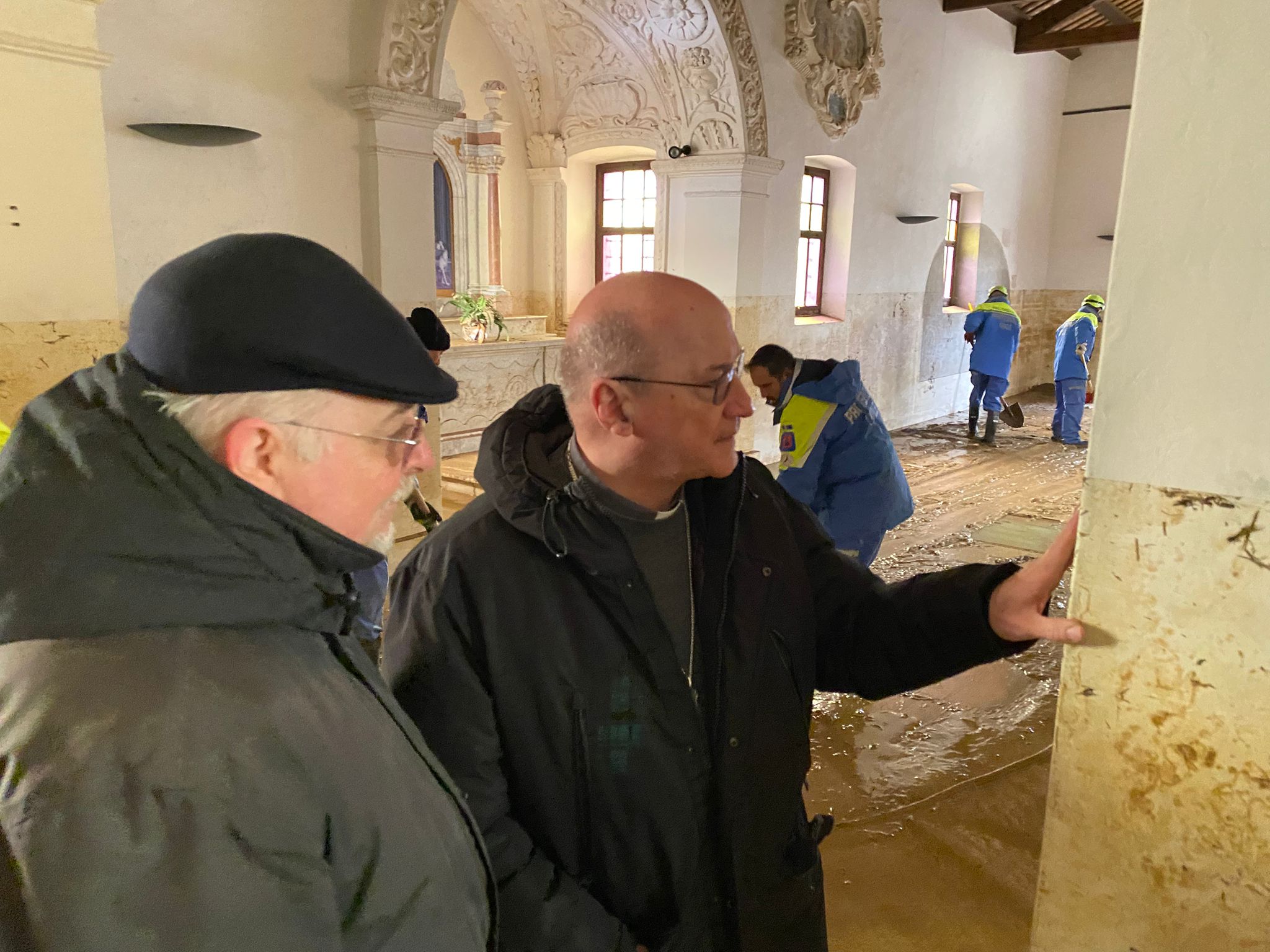 Versa, proseguono i lavori per sistemare il paese. Si ripuliscono anche le due chiese: e l'arcivescovo arriva in visita