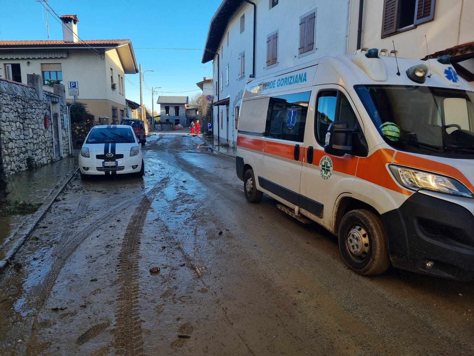 Alluvione nel Goriziano, la Croce Verde perde un’ambulanza sommersa da un'ondata di fango ma prosegue l’attività di soccorso