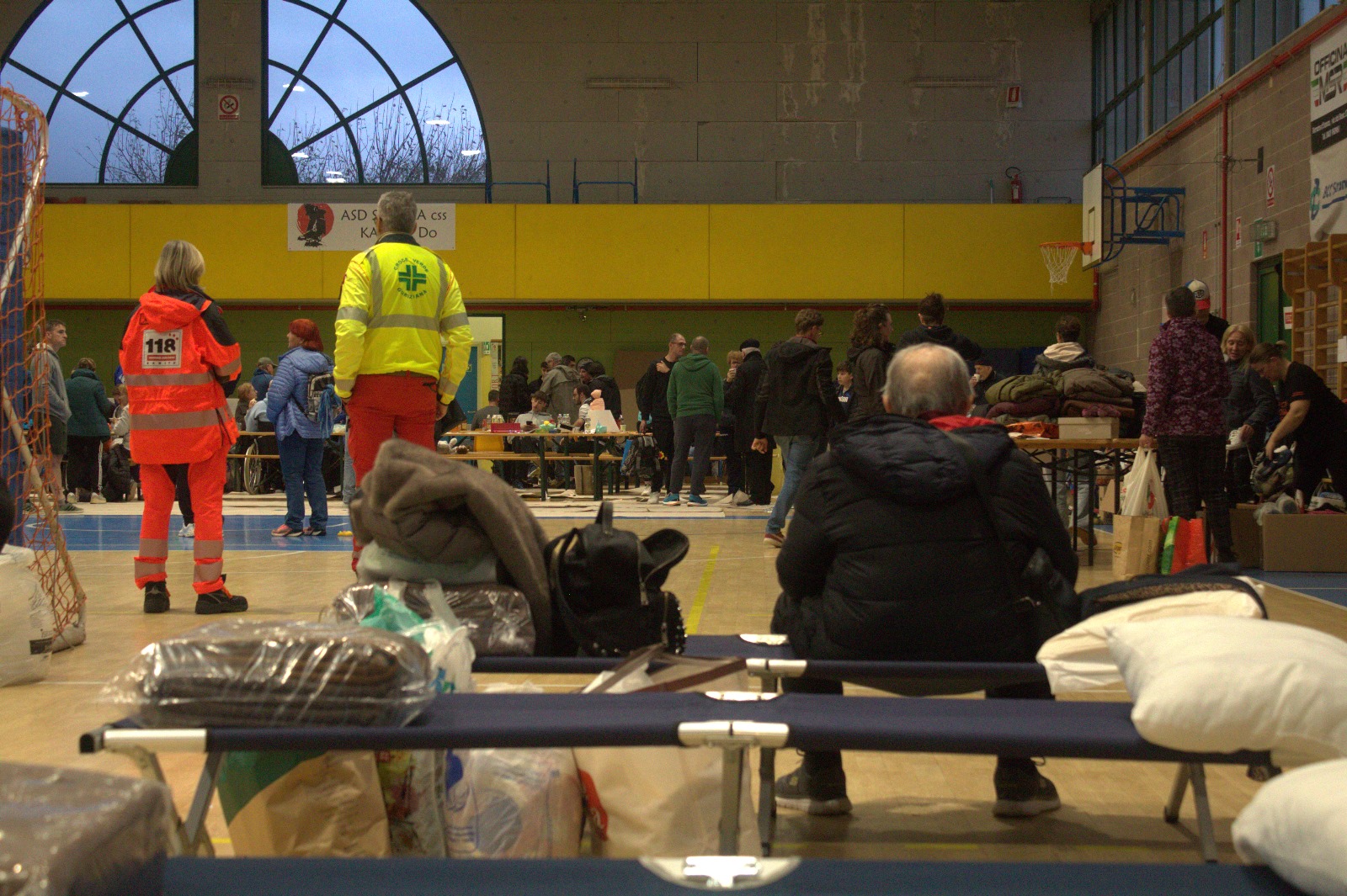 Gli sfollati di Versa accolti a Romans, in 300 tra palestra e case private