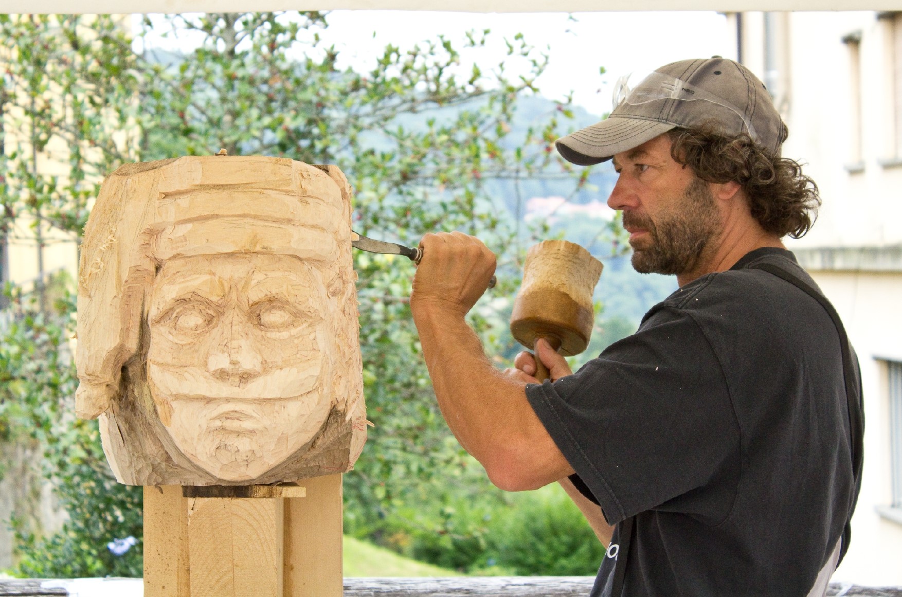 Viaggio nel laboratorio di un artista colpito dall'esondazione del Judrio: lo scultore Stefano Comelli cerca una nuova normalità