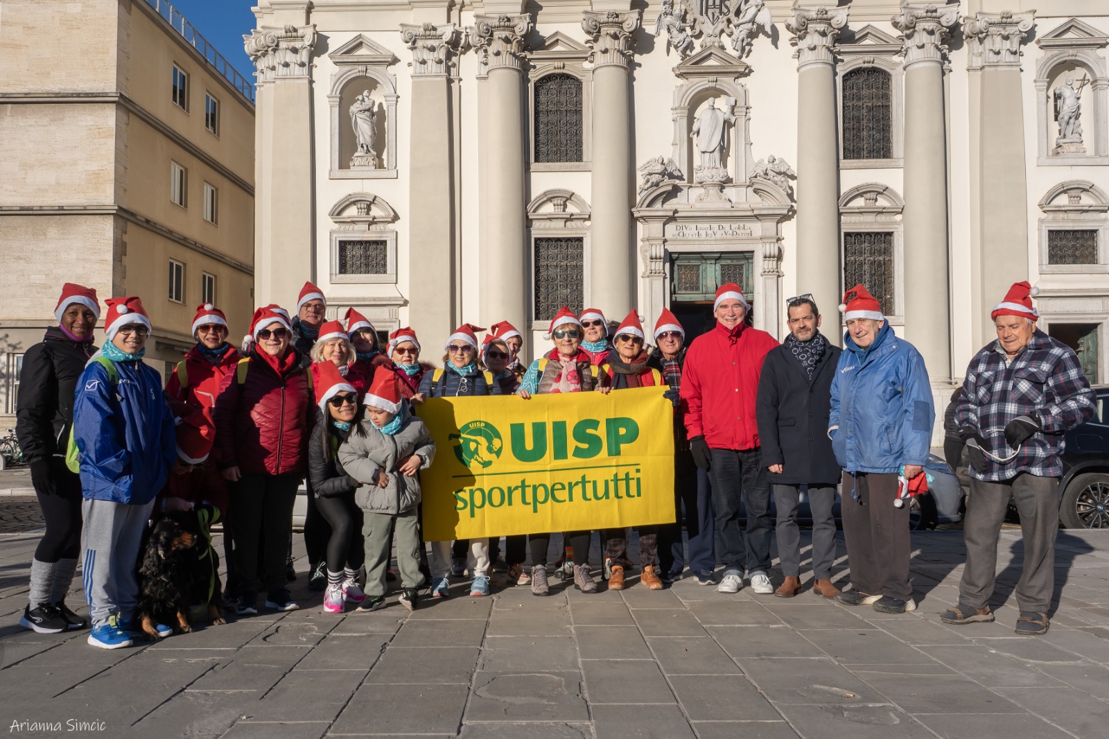 Immagine per Fotonotizia - Gorizia si è tinta di rosso con la quarta Camminata Natalizia