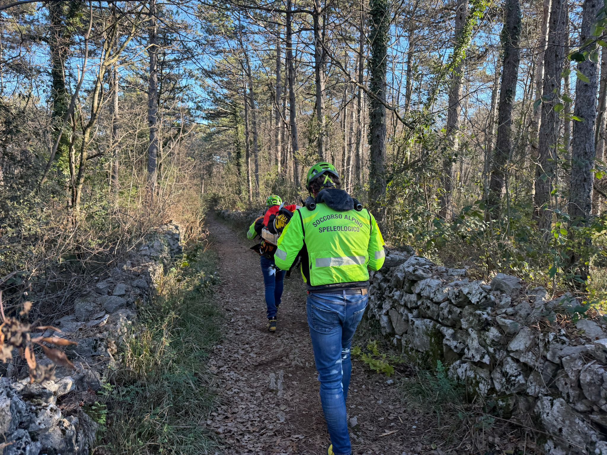 Cade correndo sul sentiero 23 in comune di Duino Aurisina, runner soccorso 