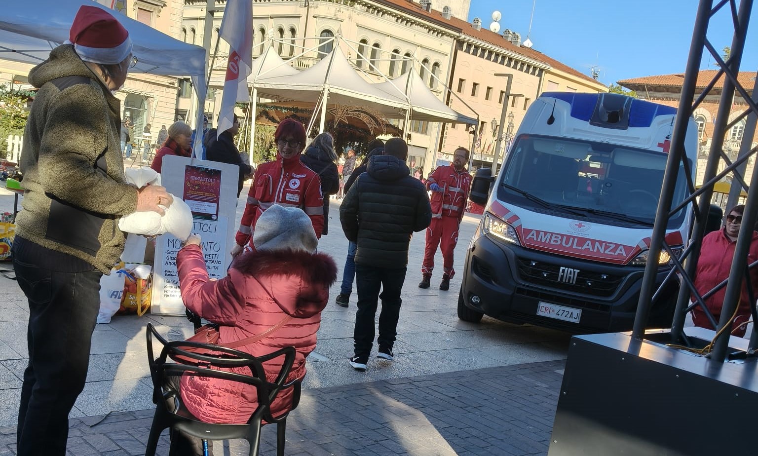 Si inciampa su un cavo sporgente, anziana cade in piazza a Monfalcone