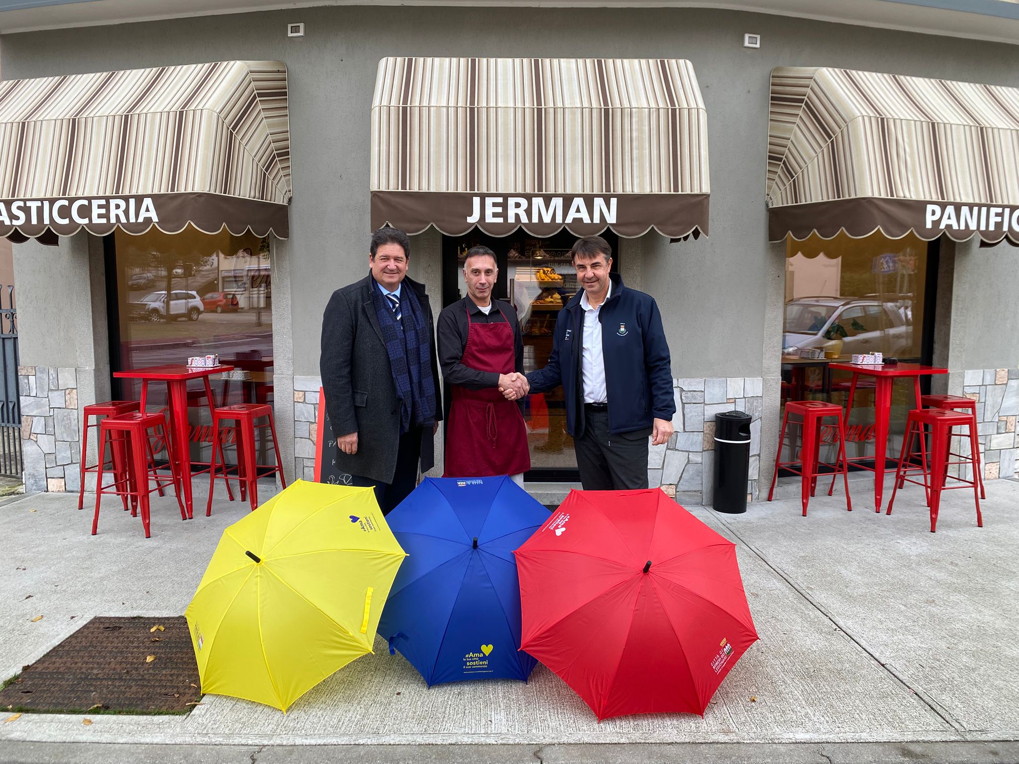 Immagine per Ronchi rilancia i negozi di prossimità con gli ombrelli colorati: «Facciamo vivere la nostra economia»