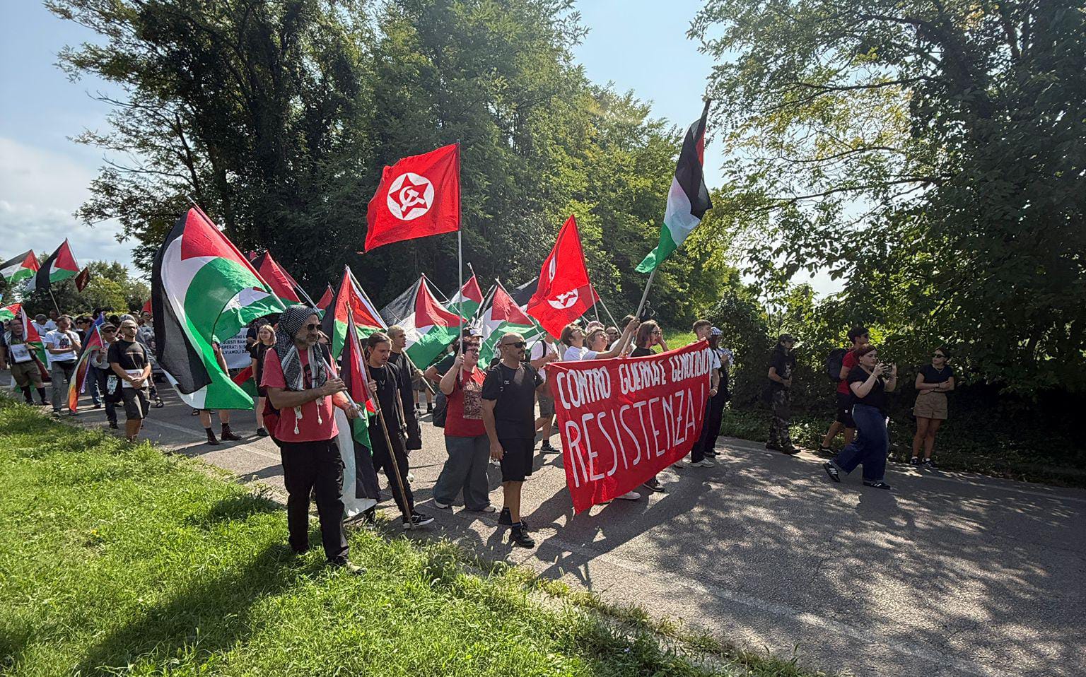Immagine per Cinque fogli di via dopo la protesta contro la Leonardo a Ronchi: indagini ancora aperte