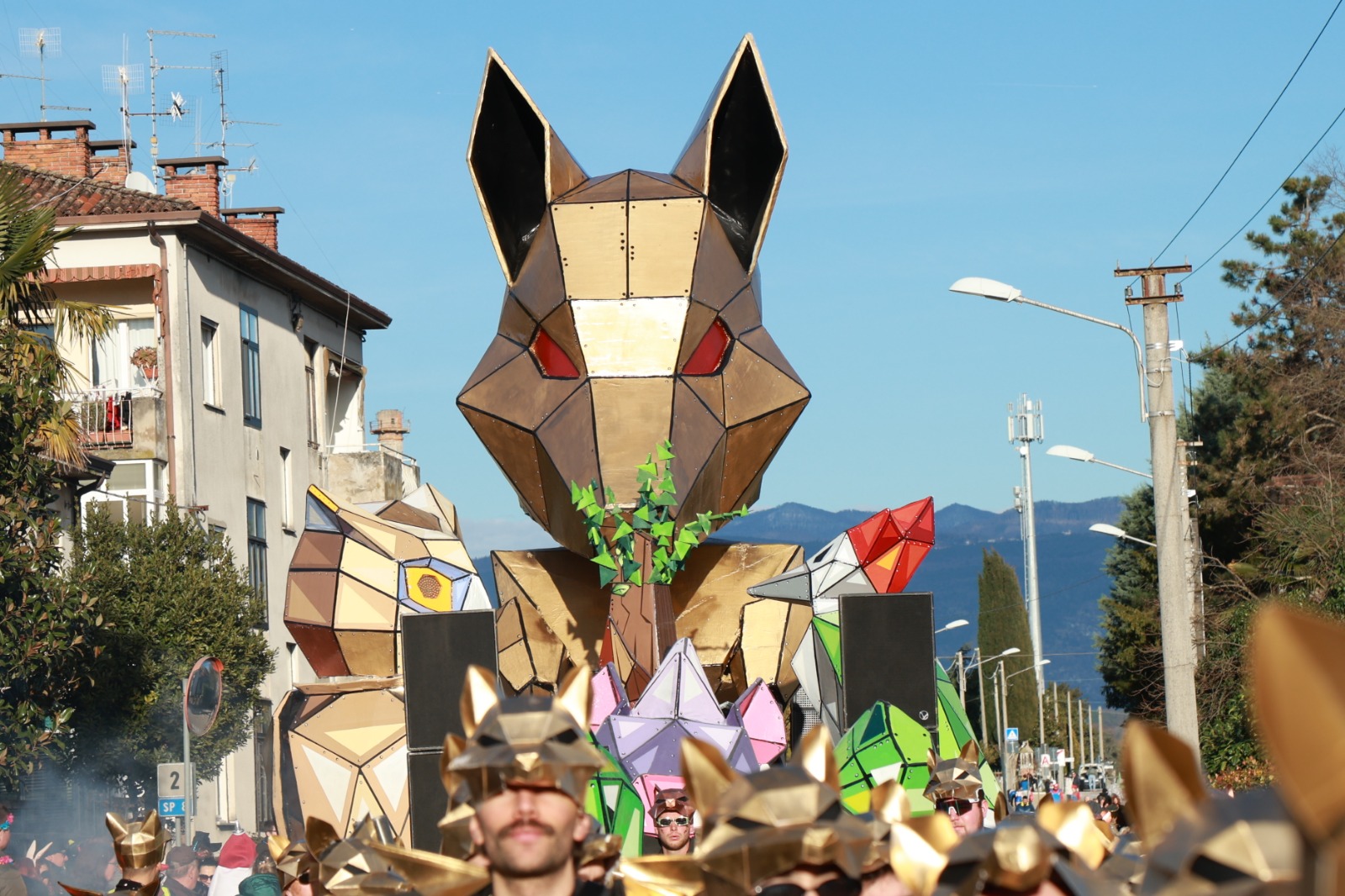 Immagine per Satira, musica e carri: a Savogna il Carnevale racconta il mondo con la maschera
