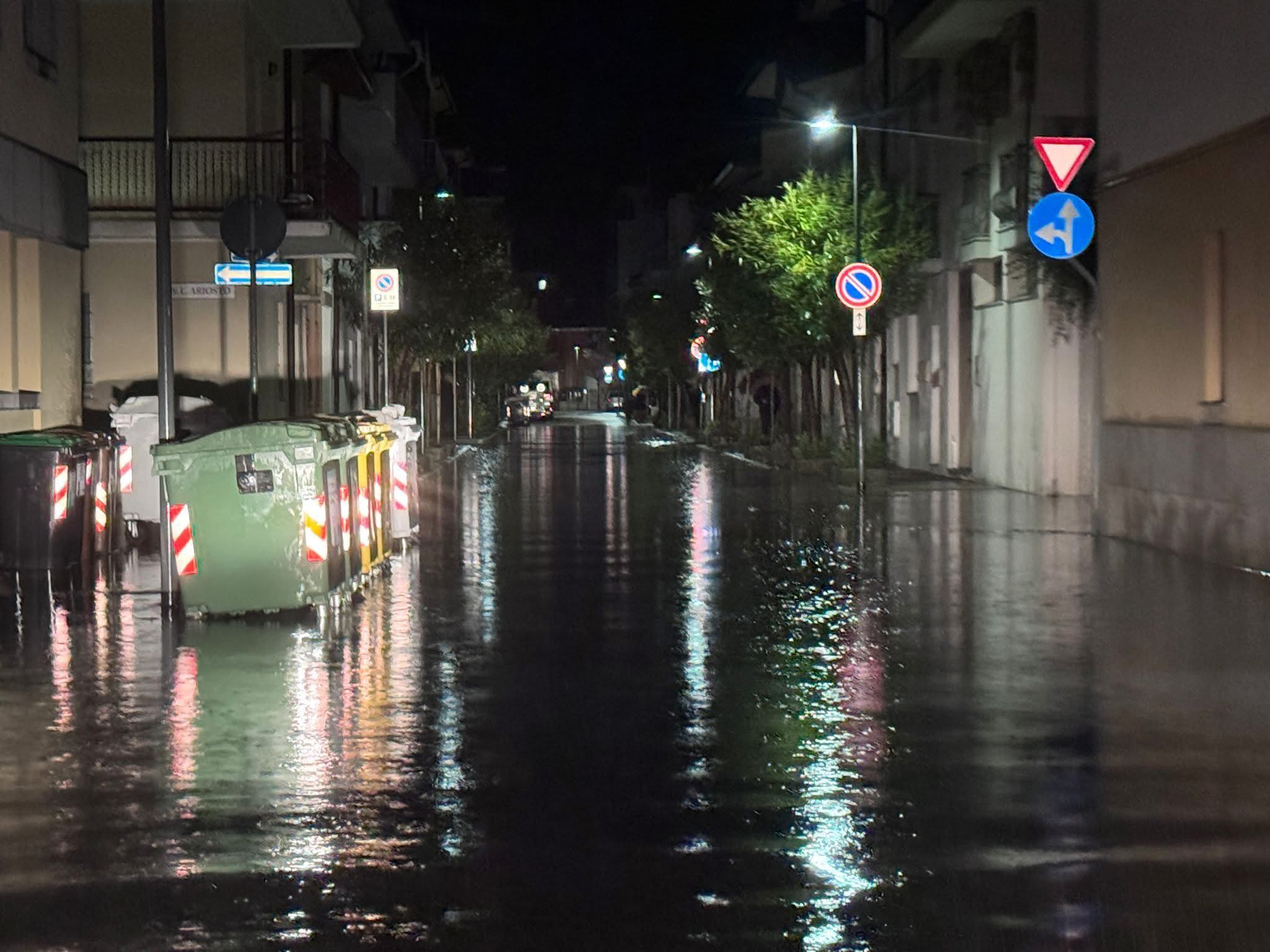 Acqua alta nella notte a Grado, a Fossalon caduti 90 millimetri di pioggia. La situazione