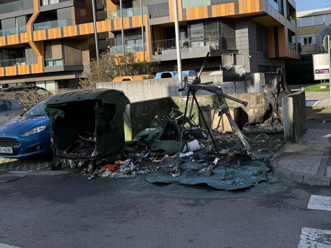 Immagine per Notte di roghi ai cassonetti a Nova Gorica, distrutte auto e isole ecologiche