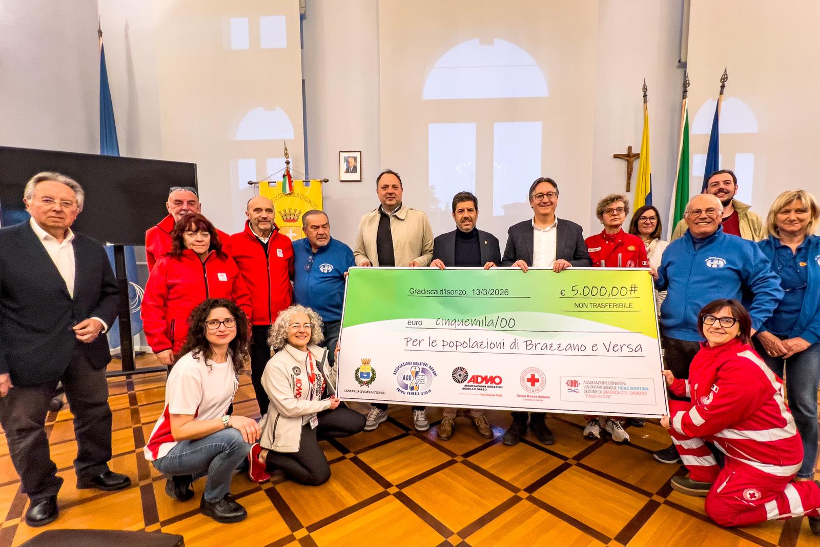 Immagine per Fotonotizia - Gradisca dona 5mila euro agli alluvionati di Versa e Romans, consegna in municipio