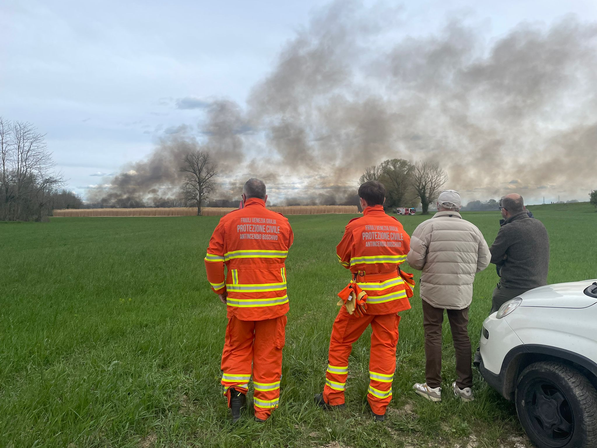 Macchinario agricolo in fiamme a Fiumicello, colonna di fumo visibile da chilometri 