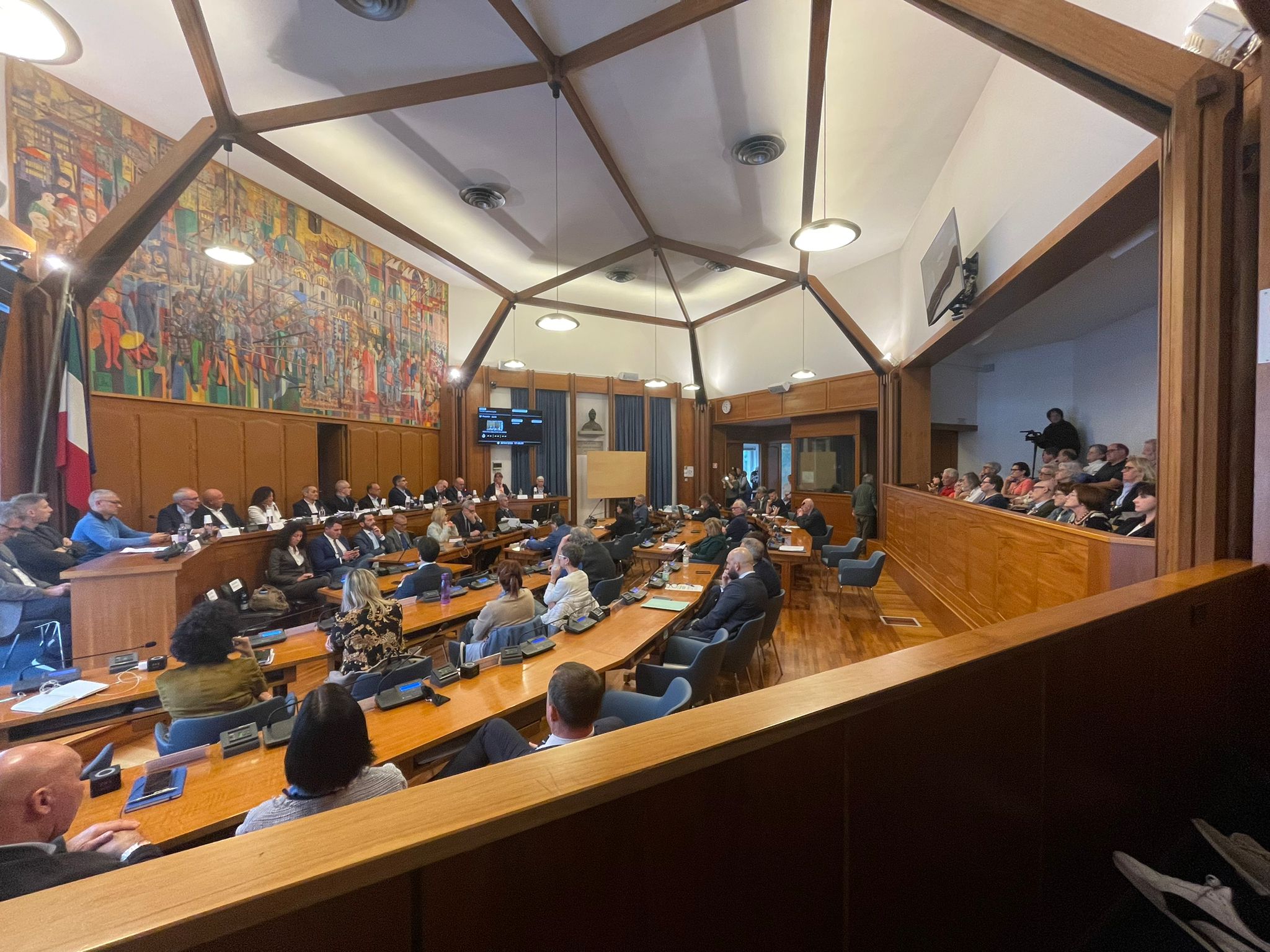 Gorizia, acceso dibattito tra consiglieri, Riccardi e Poggiana sul futuro dell’ospedale: domande e critiche