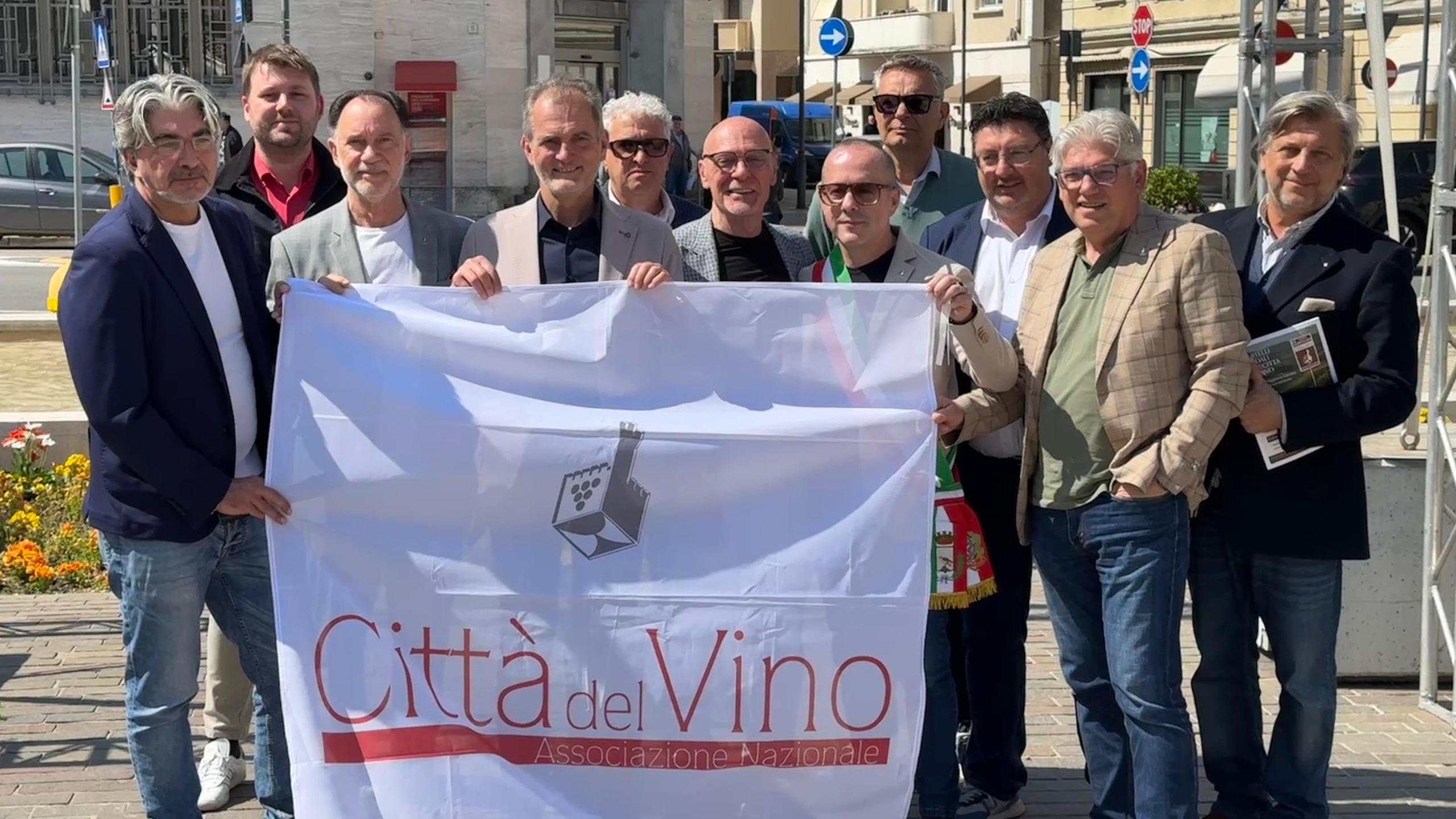 Immagine per Monfalcone entra tra le 'Città del Vino', consegnata la bandiera ufficiale
